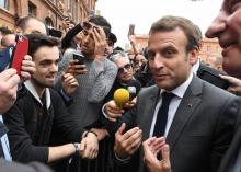 Le président Emmanuel Macron au milieu de la foule à Toulouse, le 11 septembre 2012