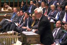 Le ministre britannique chargé du Brexit, David Davis (à gauche), et le négociateur en chef de l'UE,