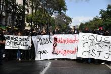 Des manifestants portent un calicot durant la journée d'action contre la loi travail, le 12 septembr