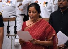 Mme Nirmala Sitharaman prête serment comme nouvelle ministre indienne de la Défense, le 3 septembre 