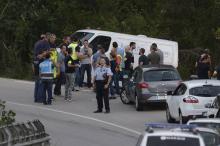 Des membres la police espagnole à côté du véhicule transportant le corps de Younès Abouyaaqoub, cond