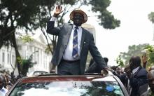 Le chef de l'opposition kényane Raila Odinga salue ses partisans à Nairobi en quittant la Cour suprê