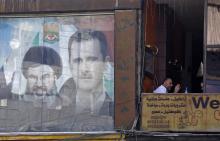 Une affiche montrant le président syrien Bachar al-Assad et le chef du Hezbollah Hassan Nasrallah, à