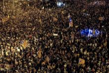 Des manifestants brandissent des drapeaux catalans à Barcelone le 20 septembre 2017.