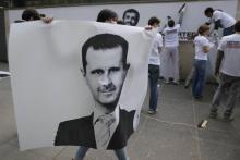 Des portraits de Bachar al-Assad portés par des militants de l'ONG Reporters sans frontieres le 3 ma