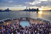 Des passagers du Queen Mary 2 arrivent à New York le 1er juillet 2017