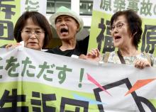 Des manifestants dénonçant la responsabilité de Tepco, réunis le 30 juin 2017 devant un tribunal à T