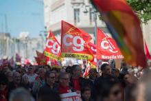 Manifestants à Marseille, brandissant des drapeaux de la CGT, le 1er mai 2017