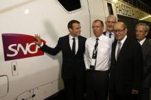 Le président de la République Emmanuel Macron (g), accompagné notamment du patron de la SNCF Guillau