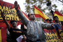 Des manifestants contre l'indépendance de la Catalogne effectuent des saluts fascistes, le 1er octob