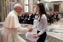 Le pape François salue la foule lors de son audience générale hebdomadaire au Varican le 4 octobre 2