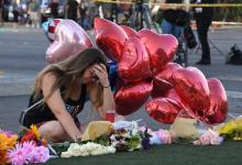 Des fleurs, des messages, des bougies après la fusillade meurtrière devant l'hôtel Mandalay Bay, le 