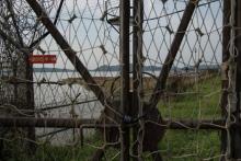 Vue des côtes de la Corée du Nord derrière les barbelés de la zone démilitarisée (DMZ) entre les deu