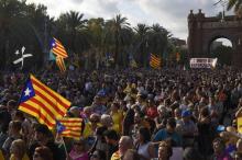 Des manifestants en faveur de l'indépendance de la Catalogne rassemblés à Barcelone, le 10 octobre 2