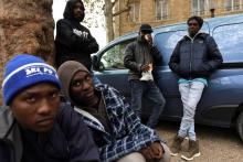 Des migrants attendent de la nourriture distribuée par l'association Utopia 56 à Paris le 11 octobre