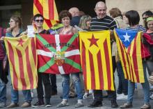 Des militants tenant des drapeaux catalans et basques manifestant en faveur du référendum catalan, l