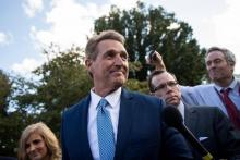 Le sénateur Jeff Flake à sa sortie du Congrès américain, le 24 octobre 2017 à Washington