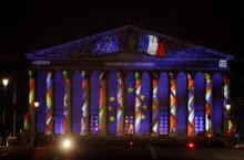 Les drapeaux français et européen au frontispice de l'Assemblée nationale, à Paris, le 30 juin 2008