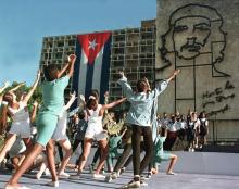 De jeunes Cubains répètent un spectacle en hommage au "Che" Guevara en octobre 1998 sur la place de 