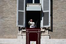 Le pape François salue une foule de pèlerins réunis sir la place Saint-Pierre au Vatican, le 1er nov