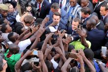 Emmanuel Macron salue des habitants avant de quitter l'université de Ouagadougou, le 28 novembre 201