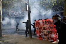 Affrontements entre des manifestants cagoulés et la police pendant une manifestation contre les réfo