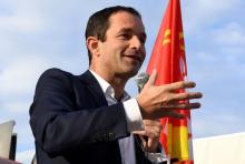 Benoît Hamon, chef de file du "Mouvement du 1er juillet", s'adresse à des salariés de l'usine GE Hyd