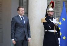 Emmanuel Macron, debout sur le perron de l'Élysée, le 24 novembre 2017