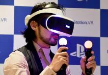 Le comédien japonais Takayuki Yamada teste le casque de réalité virtuelle de la PlayStation VR (PSVR