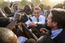 Le président français Emmanuel Macron (g) et son homologue burkinabè Roch Marc Christian Kaboré (d),