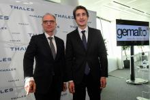 Patrice Caine, Pdg de Thales (d), avec son homologue de Gemalto Philippe Vallee lors de la conférenc