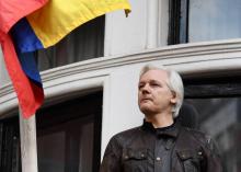 Le fondateur de Wikileaks Julian Assange au balcon de l'ambassade d'Equateur à Londres, le 19 mai 2017