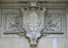 Détail en relief d'un mur du palais de justice de Paris, le 2 novembre 2015