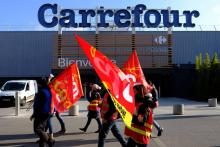 Des salariés de Carrefour manifestent devant leur magasin à Aix en Provence, le 8 février 2018