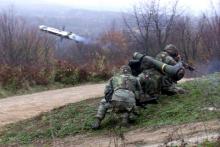 Tir d'un missile antichar Javelin par des Marines américains le 18 novembre 2000 lors de manoeuvres militaires en Croatie. Photo du Département américain de la Défense (DOD).