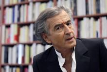 Bernard-Henri Levy poses le 8 novembre 2011 à Paris