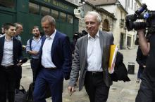 Les avocats de Murielle Bolle, Jean-Paul Teissonnière (à droite) et Christophe Ballorin (à gauche), arrivent à la cour d'appel de Dijon le 4 août 2017