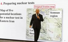 Le Premier ministre israélien Benjamin Netanyahu présente à la presse à Tel-Aviv ce qu'il décrit comme "les copies exactes" de dizaines de milliers de documents originaux iraniens, le 30 avril 2018