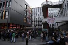 Des étudiants rassemblés devant le site Censier de l'université Paris-3, le 20 avril 2018 à Paris