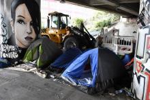 Photo prise lors de l'évacuation d'un camp de migrants le long du canal Porte de la Villette à Paris le 30 mai 2018