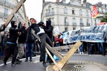 Un mannequin à l'effigie d'Emmanuel Macron est pendu lors d'une manifestation le 7 avril 2018 à Nantes