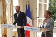 Le Premier ministre Édouard Philippe et la ministre des Transports Élisabeth Borne en conférence de presse à Matignon, le 7 mai 2018 à Paris