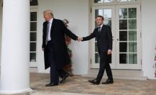 Le président américain Donald Trump (G) et le président français Emmanuel Macron (D) se tiennent la main à la Maison Blanche à Washington, le 24 avril 2018