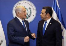 Le Premier ministre israélien Benjamin Netanyahu (à gauche) converse avec le président du Guatemala Jimmy Morales avant l'inauguration de l'ambassade du Guatemala, le 16 mai 2018 à Jérusalem