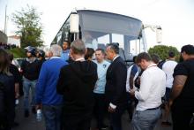 Le bus des joueurs du Havre immobilisé après avoir essuyé des projectiles aux abords du stade d'Ajaccio, le 18 mai 2018