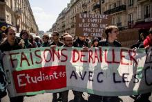 Des étudiants bloquent une entrée d'un bâtiment de l'université de Grenoble, le 3 mai 2018