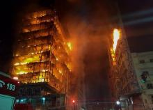 Photographie fournie par le service des pompiers de Sao Paulo le 1er mai 2018 montrant une tour de la ville en proie aux flammes