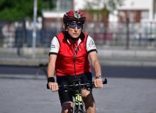 Paul Alexander, un Israélien, sur un vélo à Berlin le 17 juin 2018