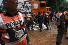 Des sauveteurs drainent la grotte inondée de Tham Luang dans la province de Chiang Rai en Thaïlande, le 29 juin 2018