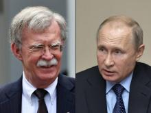 Montage réalisé le 27 juin 2018 montrant le conseiller américain à la sécurité nationale John Bolton (G) et le président russe Vladimir Poutine